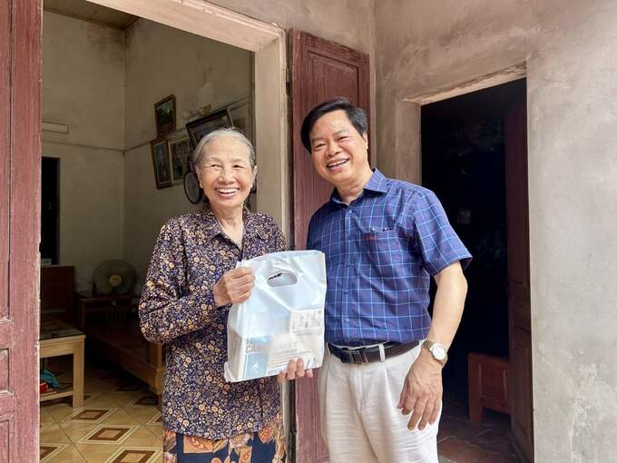 Cụ Loạn vui mừng gặp lại người cho mình thêm cơ hội sống