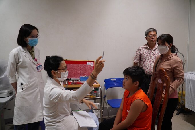 Bác sĩ khám khám sàng lọc sụp mí - lé cho trẻ