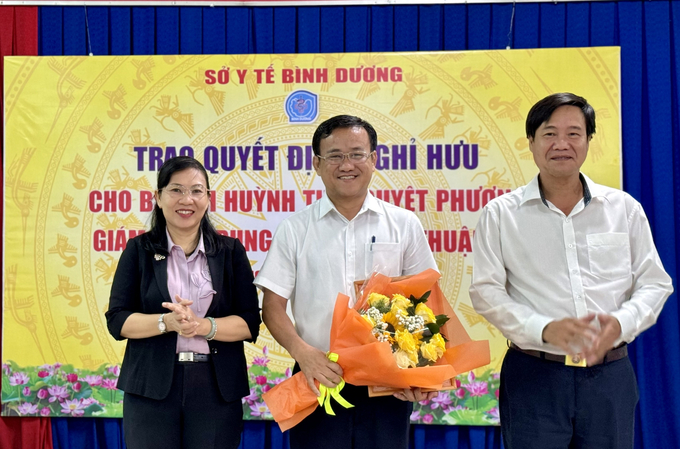 TS Nguyễn Hồng Chương - Giám đốc Sở Y tế trao quyết định cho BS.CKII Huỳnh Minh Chín - Phó Giám đốc Sở Y tế kiêm nhiệm phụ trách quản lý và điều hành hoạt động trung tâm y tế TP. Thuận An