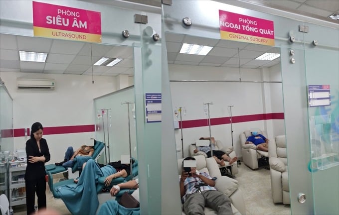 Nhiều bệnh nhân đang truyền dịch tại một địa chỉ được quảng cáo là“Trung tâm Nghiên cứu và Ứng dụng Y học tái tạo Cellab”, “Viện Nghiên cứu và Ứng dụng công nghệ tế bào gốc Việt Nam” và phòng khám đa khoa Medigo tại thời điểm kiểm tra (Ảnh: SYT)