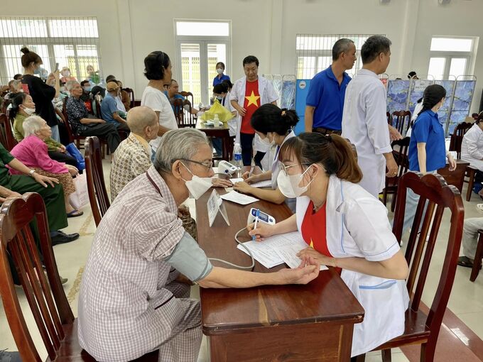 Khám và phát thuốc miễn phí cho ngư dân và gia đình chính sách