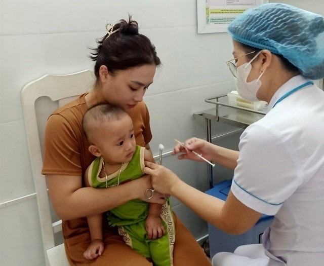Tiêm ngừa vắc xin đầy đủ và đúng lịch để phòng bệnh truyền nhiễm