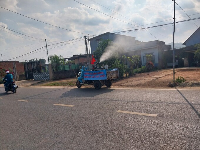Phun hóa chất diệt muỗi phòng chống sốt xuất huyết tại huyện Di Linh