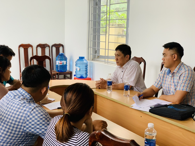 Trung tâm Kiểm soát bệnh tật phối hợp cùng trạm y tế xã Cư Pui tiến hành điều tra, xác minh ca bệnh