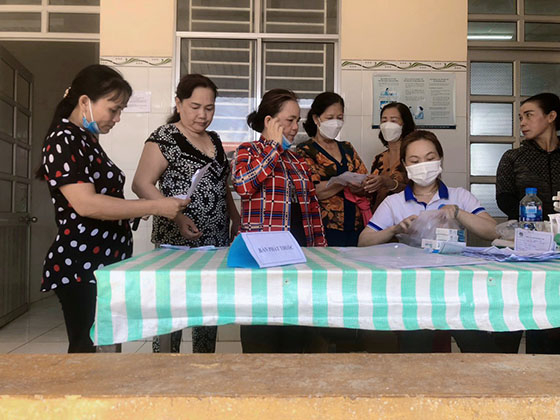 Cán bộ khoa sức khỏe sinh sản, Trung tâm Kiểm soát bệnh tật TP. Cần Thơ phát thuốc cho chị em đến khám