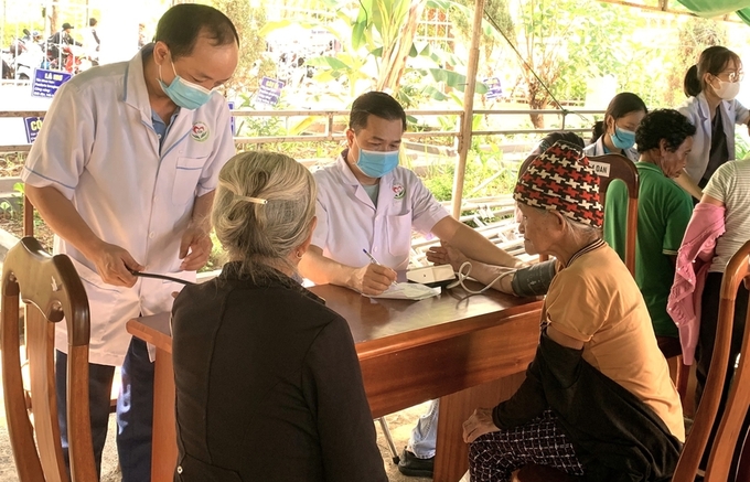 Đoàn công tác khám và phát thuốc cho người dân xã Ia Kreng, huyện Chư Păh (ảnh: H.Đ.T)