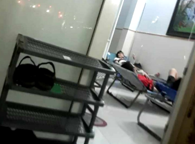 Bệnh nhân dang truyền dịch tại phòng khám của bác sĩ T (Ảnh: TRẦN NGỌC)