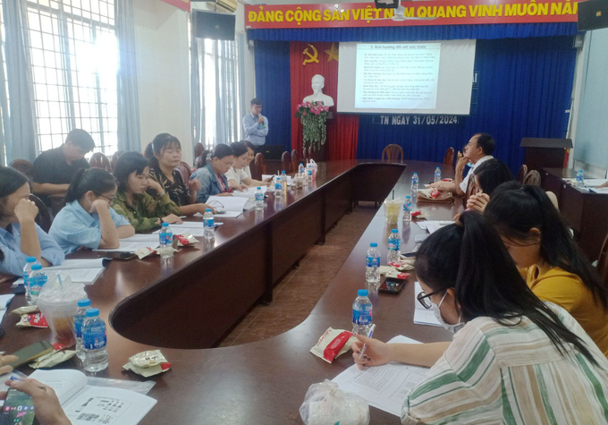 Bác sĩ Quách Trương Phương – Trưởng khoa phòng chống bệnh không lây nhiễm triển khai tại lớp tập huấn