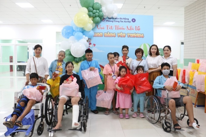 Các nhà hảo tâm trao quà cho các cháu mắc bệnh hiểm nghèo có hoàn cảnh khó khăn