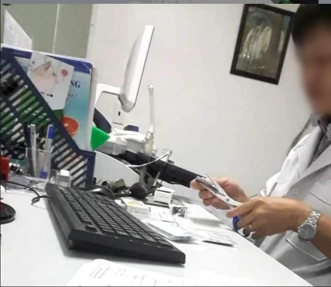 Tình trạng bác sĩ ở TP. HCM vừa khám bệnh vừa bán thuốc diễn ra đã lâu (Ảnh: TRẦN NGỌC) 