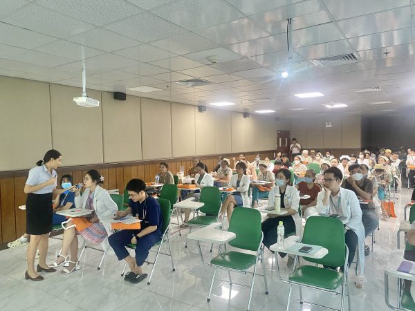 Các học viên sôi nổi trao đổi với báo cáo viên