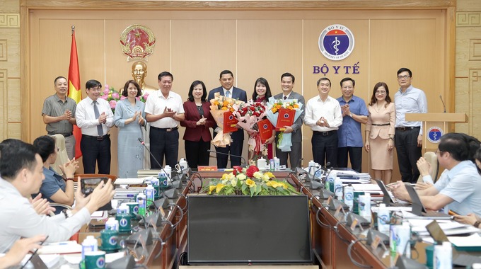 Bộ trưởng Bộ Y tế Đào Hồng Lan, các đồng chí Thứ trưởng Đỗ Xuân Tuyên, Thứ trưởngTrần Văn Thuấn, Thứ trưởng Nguyễn Thị Liên Hương và Thứ trưởng Lê Đức Luận cùng lãnh đạo một số Vụ/ Cục chúc mừng bà Vũ Nữ Anh, ông Hoàng Trung Tuấn và ông Chu Quốc Thịnh (Ảnh: Trần Minh)