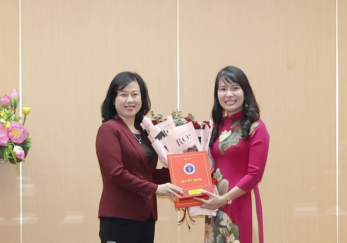 Bộ trưởng Bộ Y tế Đào Hồng Lan trao quyết định bổ nhiệm Phó Vụ trưởng Vụ Bảo hiểm Y tế cho bà Vũ Nữ Anh (Ảnh: Trần Minh)