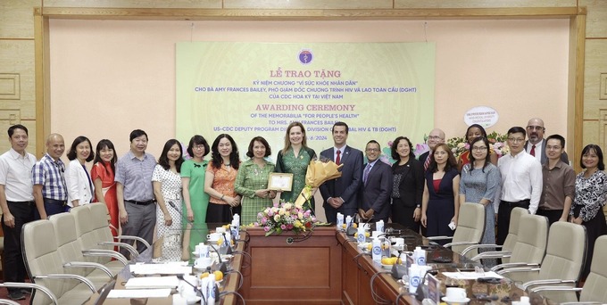 Thứ trưởng Nguyễn Thị Liên Hương cùng các đơn vị chúc mừng bà Amy Frances Bailey