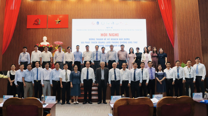 Lãnh đạo các Sở Y tế vùng Đông Nam bộ cùng các GS, BS chuyên gia đầu ngành chuyên khoa ung thư trên địa bàn TP. HCM tham dự hội nghị
