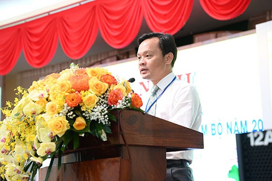 Ông Hoàng Quốc Cường - Giám đốc Sở Y tế TP. Cần Thơ, Cụm Trưởng Cụm thi đua các Sở Y tế miền Tây Nam bộ năm 2024 phát biểu tại hội nghị