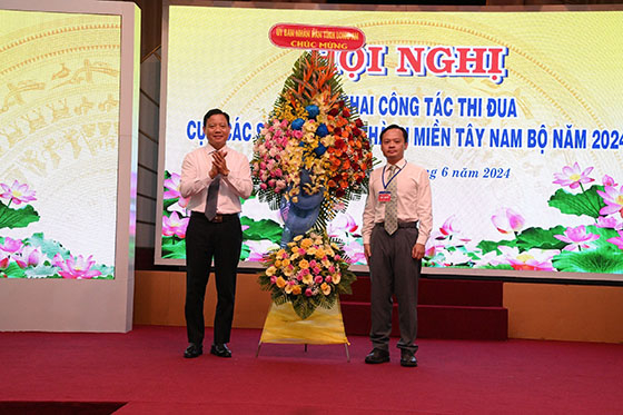 Lãnh đạo UBND tỉnh Long An tặng hoa chúc mừng tại hội nghị