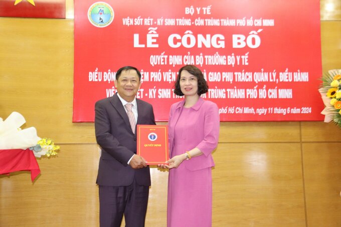 PGS.TS Nguyễn Thị Liên Hương trao quyết định bổ nhiệm Phó Viện trưởng phụ trách quản lý, điều hành Viện Sốt rét - Ký sinh trùng - Côn trùng TP.HCM cho TS Giang Hán Minh (Ảnh: Phạm Thương)