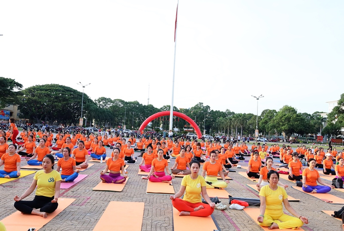 Các vận động viên đồng diễn bài tập Yoga