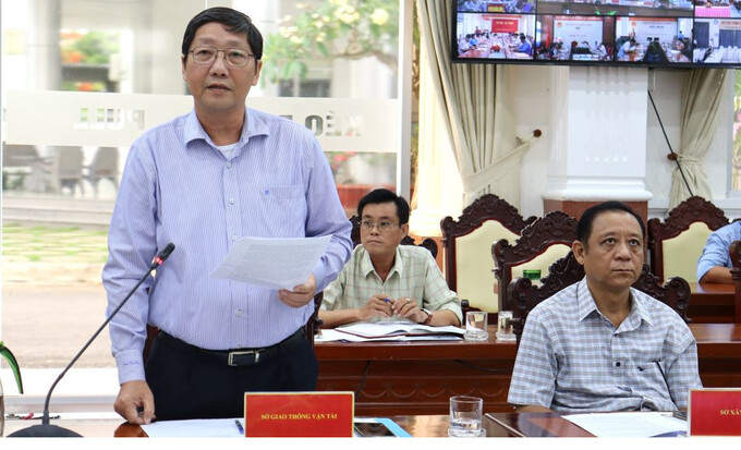 Phó Giám đốc Sở Giao thông vận tải Đào Huy Hiệp báo báo tình hình thực hiện nhiệm vụ thời gian qua tại hội nghị