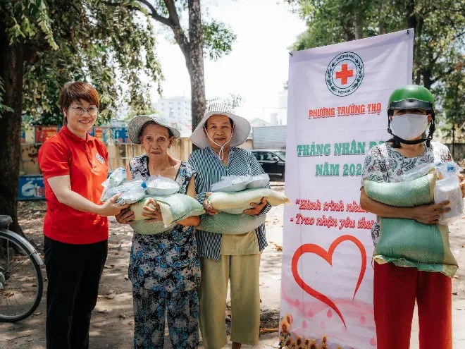 Cô Lê Khánh Linh và một số chị em phụ nữ của khu phố đứng ra tổ chức