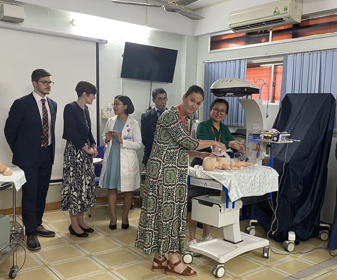 Chuyên gia từ Hội đồng Hồi sức châu Âu trực tiếp hướng dẫn cho các học viên