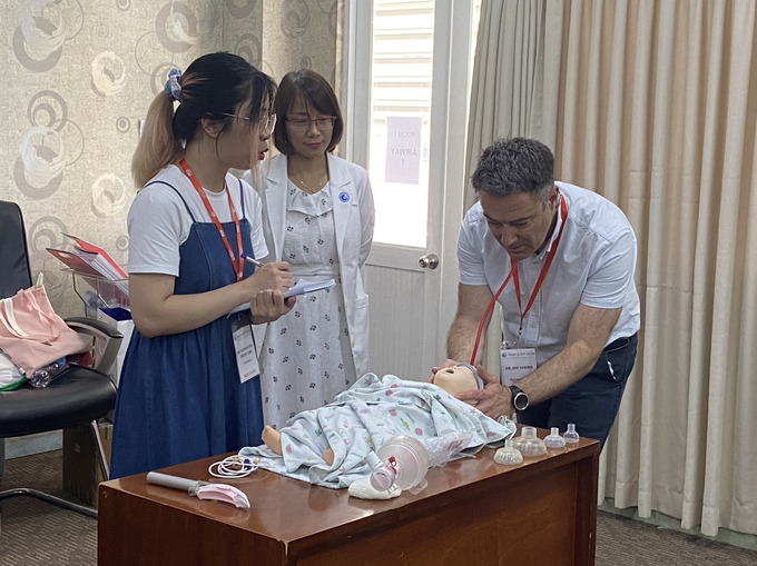 Chuyên gia từ Hội đồng hồi sức châu Âu trực tiếp hướng dẫn cho các học viên