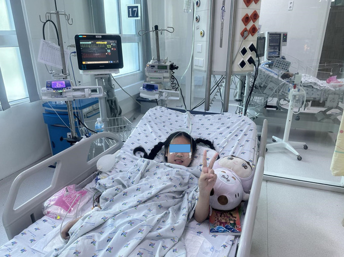 Sau gần 2 tuần điều trị trẻ cải thiện dần, cai ECMO, sau đó cai được máy thở, tỉnh táo