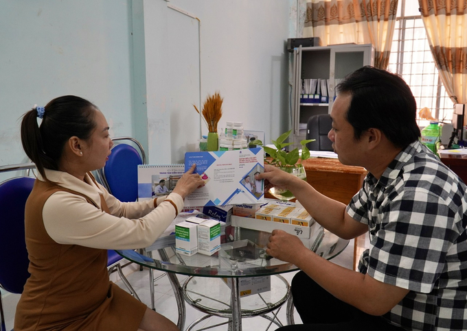 Cán bộ tư vấn dịch vụ PrEP và thành viên nhóm hỗ trợ cộng đồng tìm giải pháp tiếp cận khách hàng
