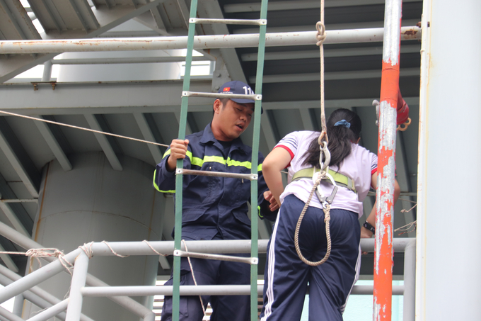 Trải nghiệm thoát nạn bằng leo thang dây, ròng rọc thả chậm từ trên cao