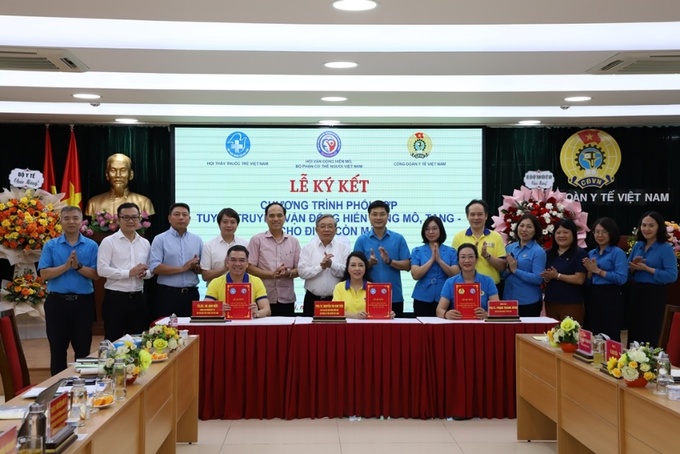 Lễ ký kết phối hợp hưởng ứng “Chương trình đăng ký hiến tặng mô, tạng – Cho đi là còn mãi” giữa Hội vận động hiến mô, bộ phận cơ thể người Việt Nam, Công đoàn Y tế Việt Nam và Hội Thầy thuốc trẻ Việt Nam