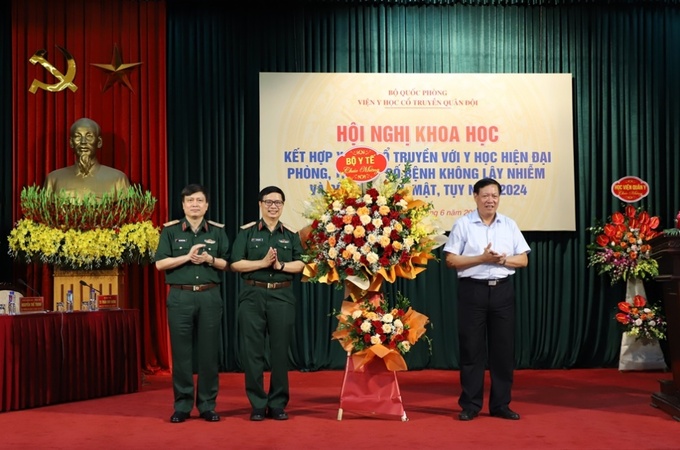 Thứ trưởng Bộ Y tế Đỗ Xuân Tuyên tặng hoa chúc mừng hội nghị khoa học kết hợp y học cổ truyền với y học hiện đại trong phòng, trị một số bệnh không lây nhiễm và bệnh lý gan, mật, tụy năm 2024