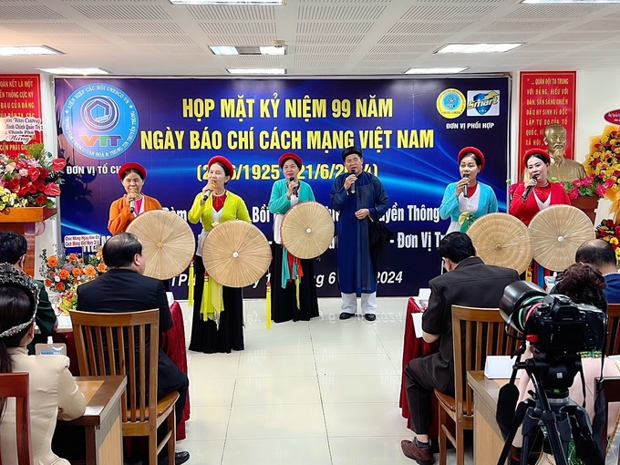 Tiết mục giao lưu văn nghệ giữa các thành viên