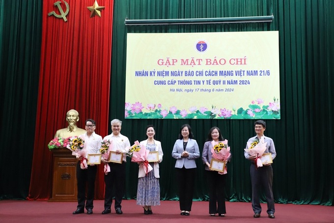 Bộ trưởng Bộ Y tế Đào Hồng Lan trao tặng Kỷ niệm chương “Vì Sức khỏe Nhân dân” cho các cá nhân