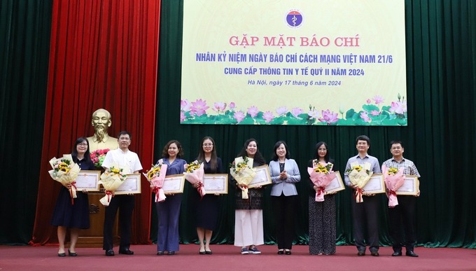 Bộ trưởng Bộ Y tế Đào Hồng Lan trao tặng bằng khen cho tập thể đã có thành tích xuất sắc trong công tác thông tin, truyền thông y tế phục vụ các kỳ họp Quốc hội
