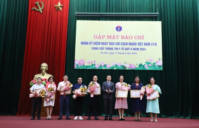 Thứ trưởng Bộ Y tế Trần Văn Thuấn trao Bằng khen của Bộ trưởng Bộ Y tế cho đại diện tập thể và cá nhân đã có thành tích xuất sắc trong công tác thông tin, truyền thông y tế thực hiện bảo vệ, chăm sóc và nâng cao sức khỏe Nhân dân