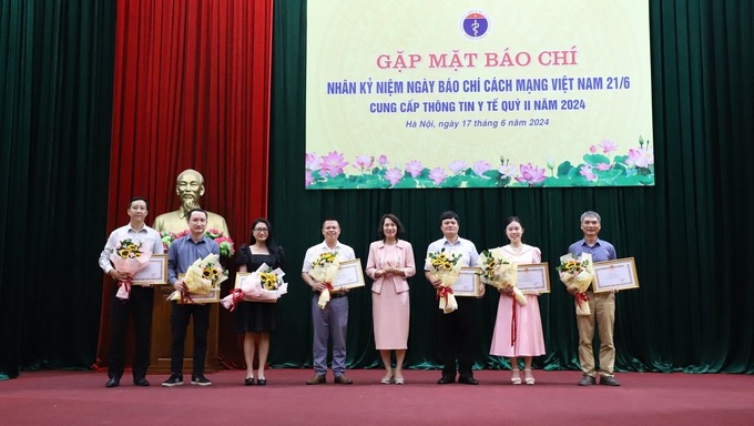 Thứ trưởng Bộ Y tế Nguyễn Thị Liên Hương trao Bằng khen của Bộ trưởng Bộ Y tế cho đại diện tập thể và cá nhân đã có thành tích xuất sắc trong công tác thông tin, truyền thông y tế thực hiện bảo vệ, chăm sóc và nâng cao sức khỏe Nhân dân