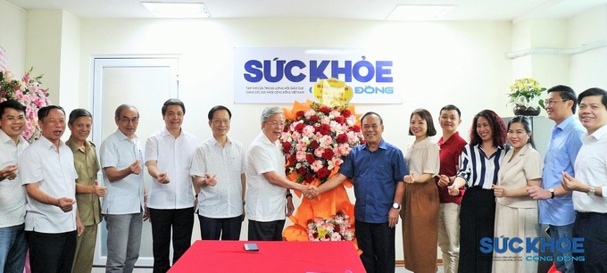 TW Hội GDCSSKCĐ Việt Nam tặng Tạp chí Sức Khỏe Cộng Đồng lẵng hoa tươi thắm chúc mừng kỉ niệm 99 năm ngày Báo chí Cách mạng Việt Nam    