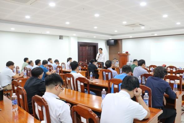 BS Phạm Trúc Lâm - Phó Giám đốc phụ trách Trung tâm Kiểm soát bệnh tật Đà Nẵng chủ trì thảo luận tại hội nghị  