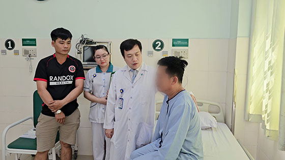 Bác sĩ thăm hỏi bệnh nhân điều trị tại bệnh viện