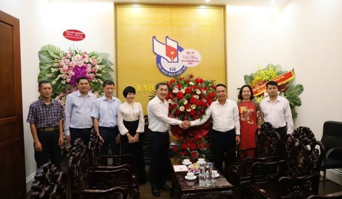 Thứ trưởng Bộ Y tế Trần Văn Thuấn tặng hoa chúc mừng Hội nhà báo Việt Nam nhân dịp kỷ niệm 99 năm Ngày Báo chí Cách mạng Việt Nam 21/6
