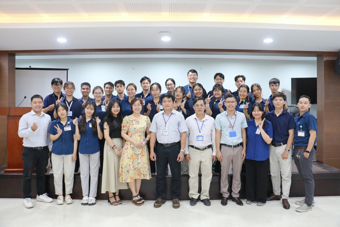 Các sinh viên y đa khoa năm thứ 5 - Lớp 19YK1 chụp hình lưu niệm với lãnh đạo   và các giảng viên của Trung tâm Kiểm soát bệnh tật