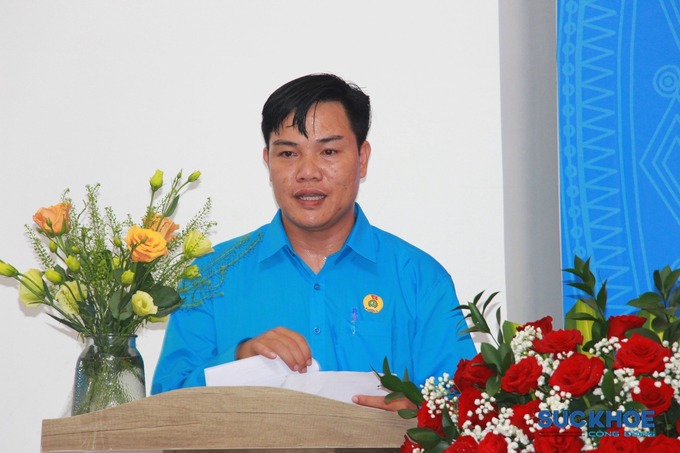 Đồng chí Phạm Công Thắng báo cáo quá trình vận động người lao động gia nhập tổ chức Công đoàn và thành lập Công đoàn cơ sở Tạp chí Sức Khỏe Cộng Đồng