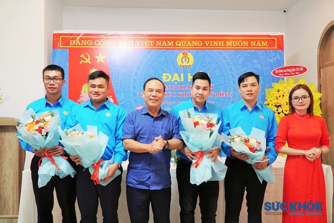 Đồng chí Vương Văn Việt, Tổng Biên tập Tạp chí Sức Khỏe Cộng Đồng; Đồng chí Chu Thị Loan, Phó Tổng Biên tập Tạp chí Sức Khỏe Cộng Đồng chúc mừng và tặng hoa cho các đồng chí được bầu vào Ban Chấp hành Công đoàn cơ sở nhiệm kỳ 2024 - 2028