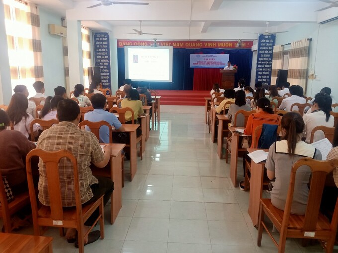 Quang cảnh buổi tập huấn
