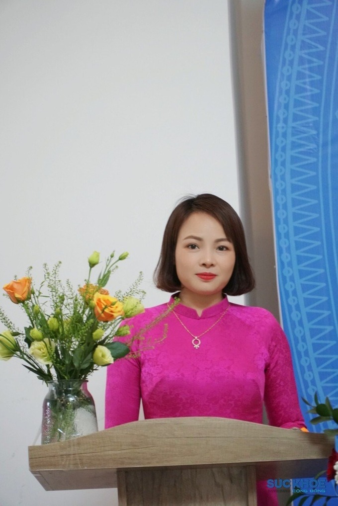 Đồng chí Trần Thị Dần - Thư ký Chi hội Nhà báo Tạp chí Sức Khỏe Cộng Đồng đọc báo cáo tổng kết công tác chi hội 2022 - 2024 và dự thảo phương hướng, nhiệm vụ nhiệm kỳ 2024 - 2026