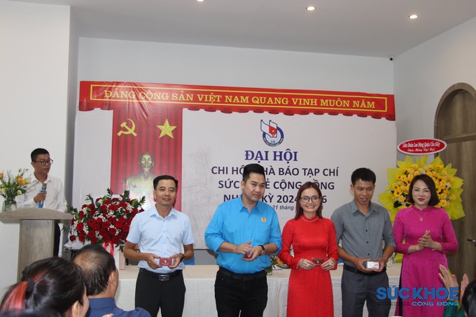 4 hội viên mới được phát thẻ và kết nạp vào Chi hội Nhà báo Tạp chí Sức Khoẻ Cộng Đồng