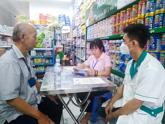 Đoàn kiểm tra, giám sát tại các cơ sở kinh doanh thực phẩm chức năng trên địa bàn TP. Cần Thơ (Ảnh: Lê Huy)
