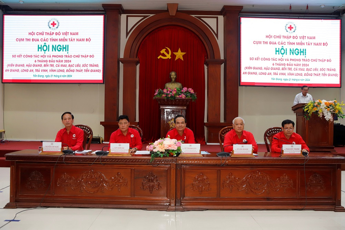Chủ trì hội nghị