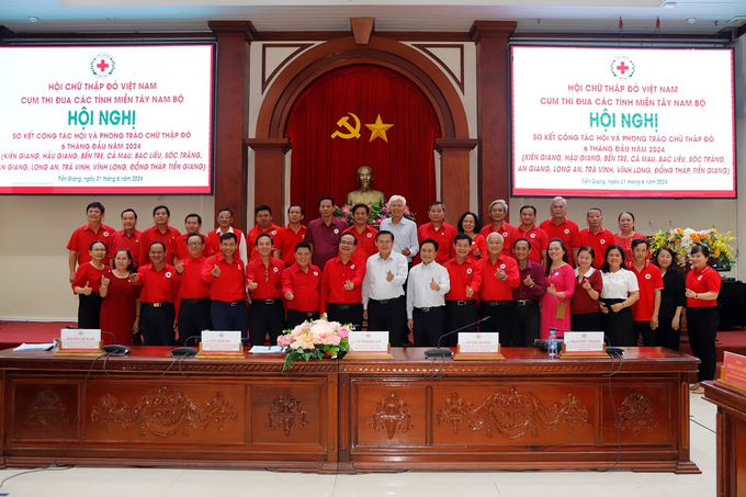 Đại biểu chụp ảnh lưu niệm với lãnh đạo TW Hội và lãnh đạo tỉnh Tiền Giang